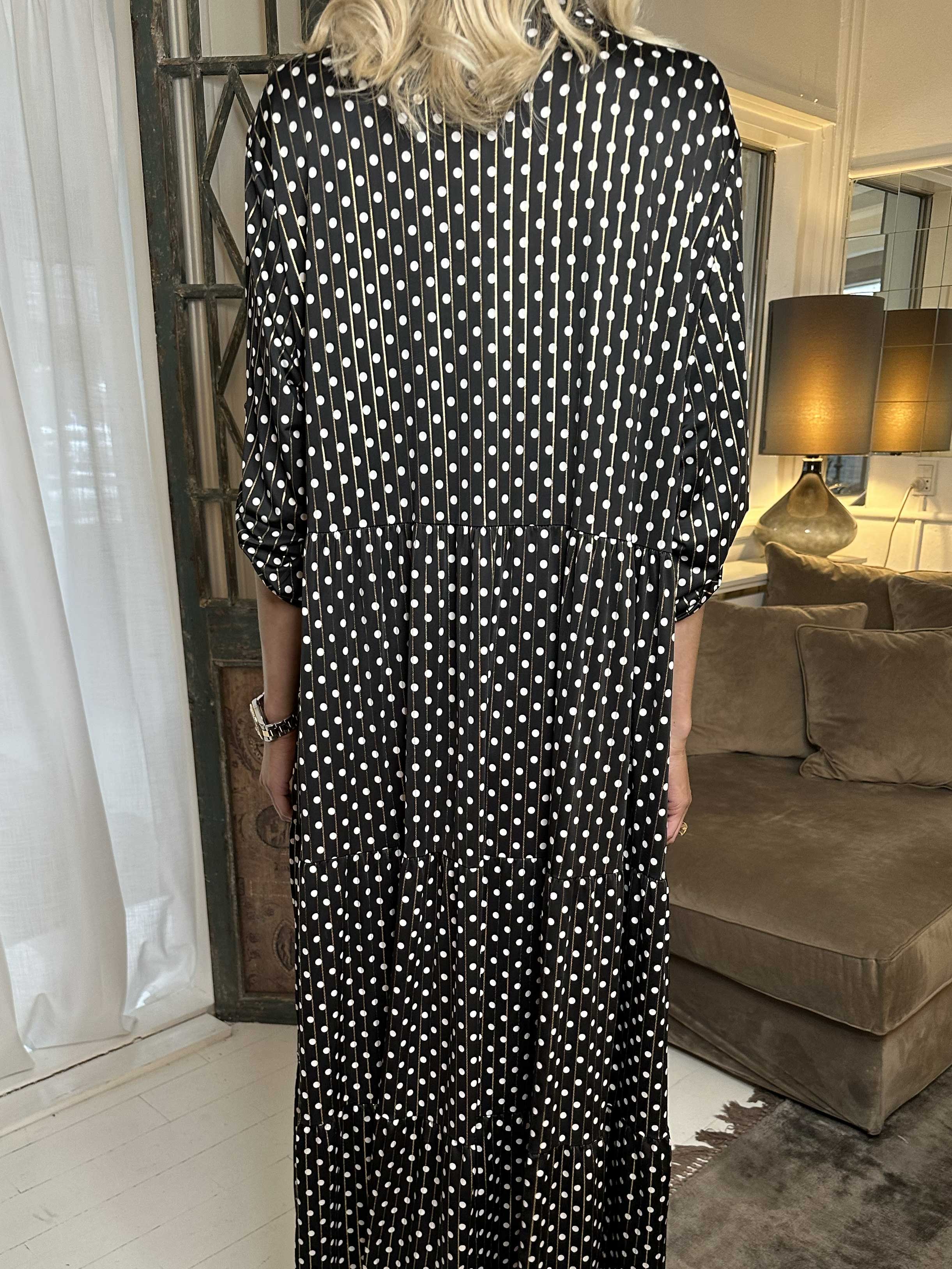 Milano Dot - Långklänning med prickar och lager-på-lager-look - Black